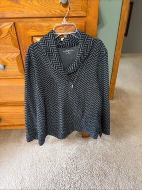 croft & barrow Black and Gray Chevron Zip-Front Pullover